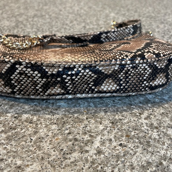 New INC snake skin pattern shoulder bag with gold chain accent - Picture 5 of 6